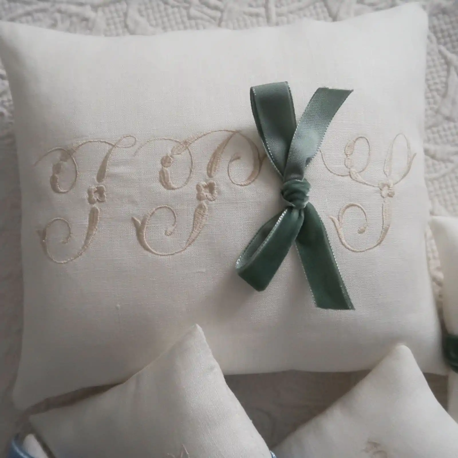 Cojín bandeja iniciales Vintage en beige y lazo verde agua