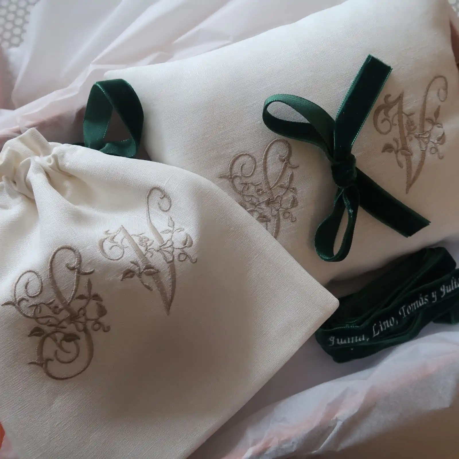 Cojín alianzas y saquito arras Villalegría bordado visón y lazo esmeralda