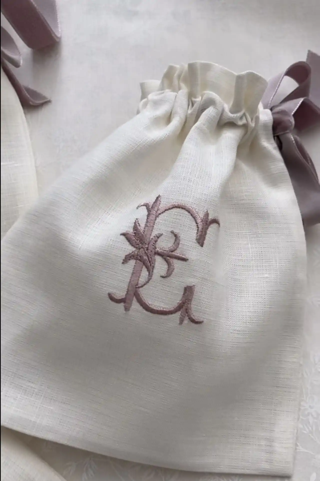 Saquito regalo tulipán bordado rosa empolvado