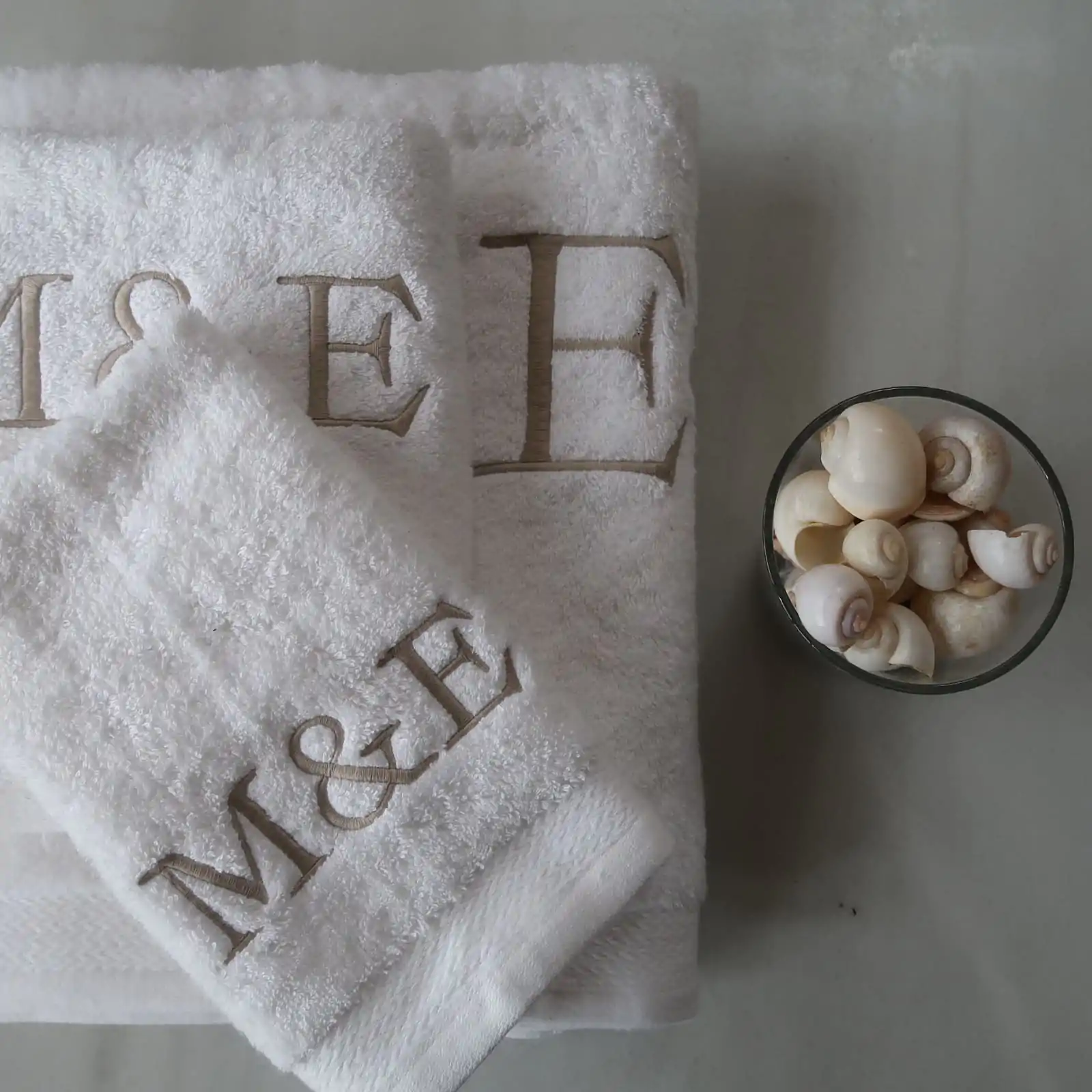 Toalla de baño con iniciales rectas beige